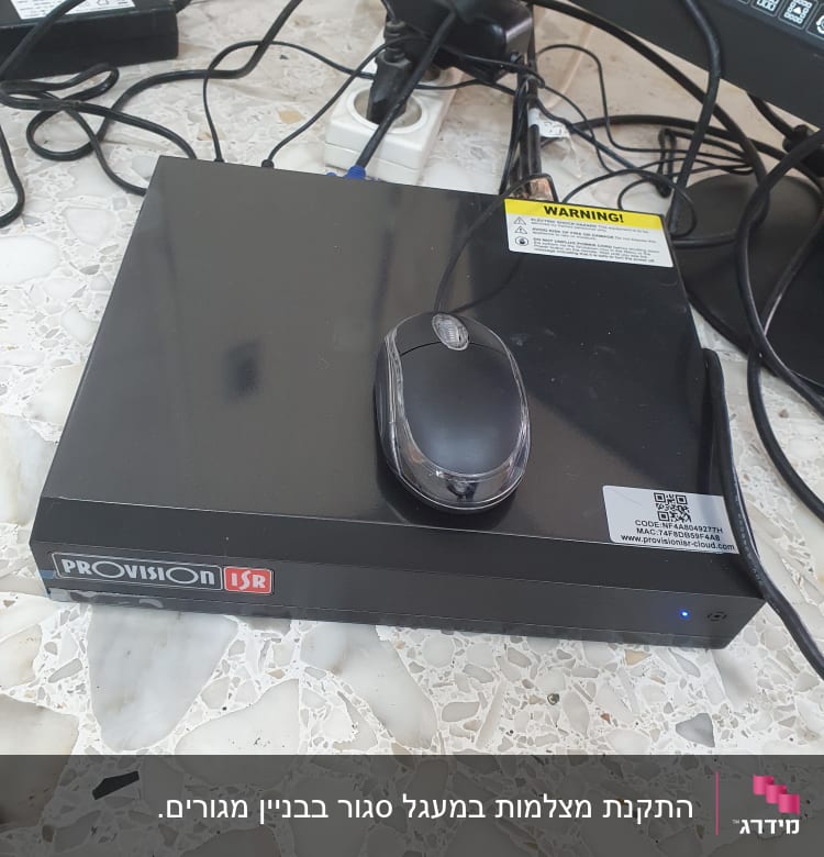 מכשיר הקלטה של מצלמות אבטחה עם עכבר על גבי